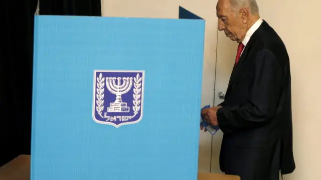 Simon Peres acude a votar