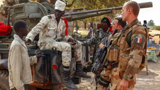 Militares malienses y franceses en la recién liberada ciudada de Diabali