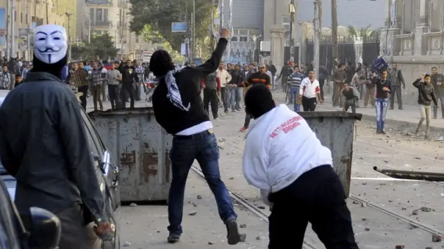 El segundo aniversario de la revolución que derrocó a Hosni Mubarak deja más de un centenar de heridos en El Cairo y en Alejandría