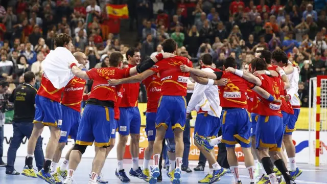 La selección española de balonmano celebra su victoria frente a Eslovenia en el Palau Sant Jordi.