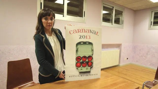 La concejal Gemma Allué sostiene el cartel ganador