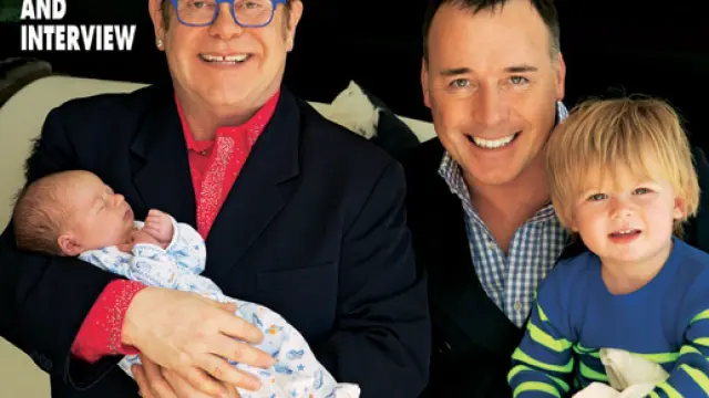 Elton John posa junto a su pareja y sus hijos en Hello!