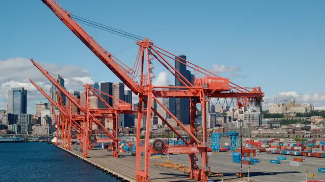 Las mercancías llegan a puertos de todo el mundo, como este de Seattle, en EE. UU.