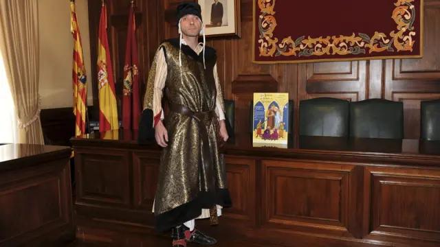 El actor de las Bodas Jesús Garcés muestra el traje premiado