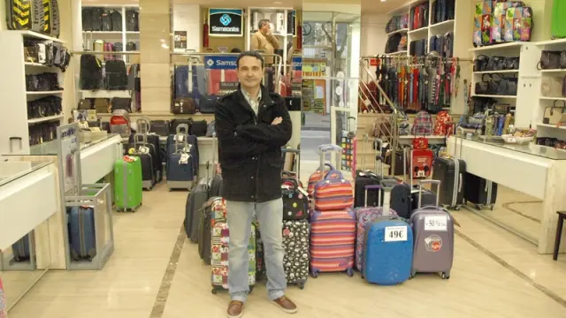 Óscar, en su tienda de maletas y bolsos.