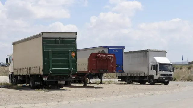 Camiones parados por falta de actividad en la Ciudad del Transporte