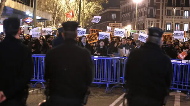 Manifestantes en la sede del PP en Madrid