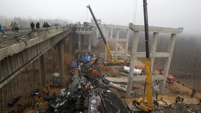 El camión atravesaba el puente de Yichang, situado en la ciudad de Sanmenxia