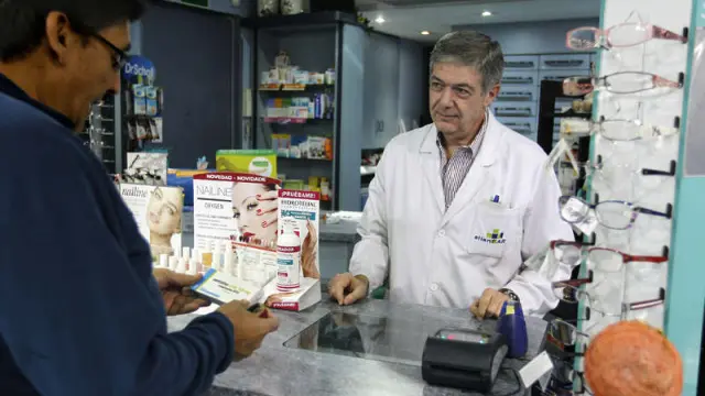 Un usuario compra medicinas en una farmacia