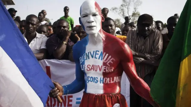 Algunos malies han recibido a Hollande con los colores de la bandera francesa