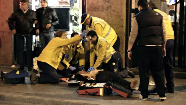 El Samur atiende a uno de los heridos en la calle Atocha de Madrid