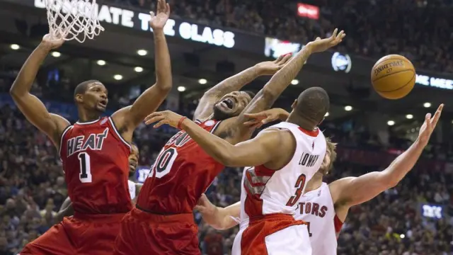 Los Raptors de Toronto y los Heat de Miami luchan por un rebote