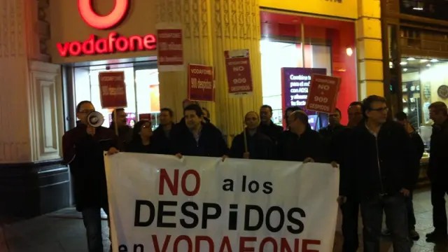 Trabajadores de la compañía Vodafone, frente a una tienda en la calle de Alfonso I
