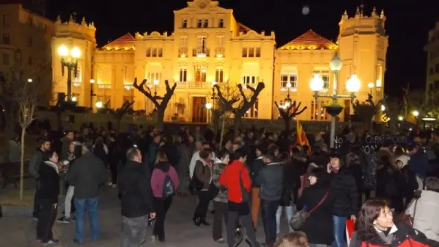 Unas 200 personas han mostrado su rechazo en Huesca a la corrupción política