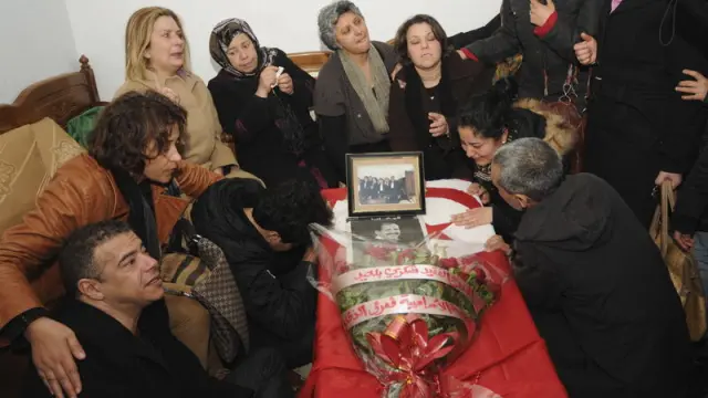 Amigos y familiares lloran junto al ataúd de Chukri Bel Aid
