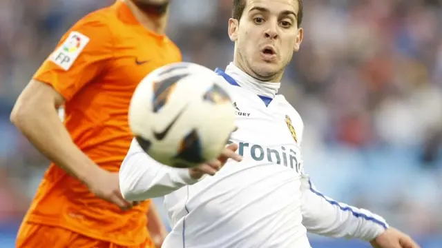El jugador del Real Zaragoza Víctor Rodríguez, en pugna por el balón