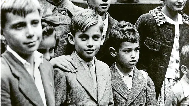 Un grupo de niños franceses refugiados posan en 1943 en la estación del Rossio (Lisboa)