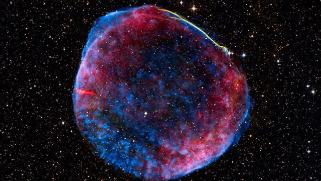 Imagen creada a partir de fotografías obtenidas por diferentes telescopios en el espacio y en la tierra, que muestra el remanente de la supernova SN 1006,