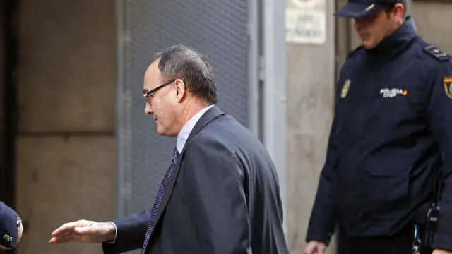 El gobernador del Banco de España, Luis María Linde, llega a declarar a la Audiencia Nacional
