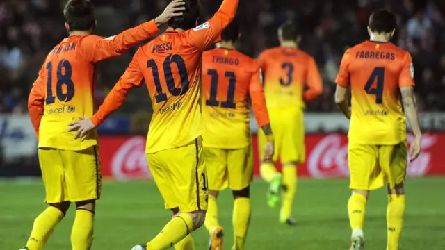 Los jugadores del Barça felicitan a Messi