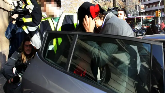 Uno de los detenidos llega a la sede de Método 3, donde tiene lugar el registro