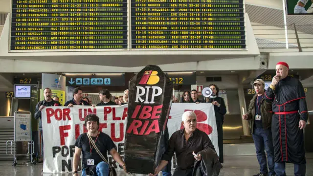 Trabajadores de Iberia secundan una "marcha negra" en el aeropuerto de Bilbao.