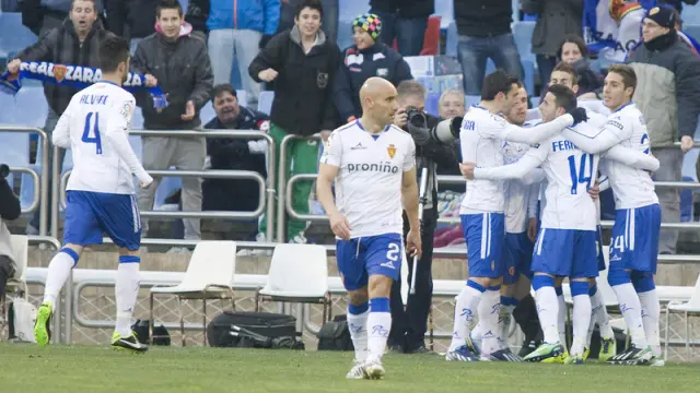 Movilla, junto a sus compañeros, que celebran un gol del R. Zaragoza