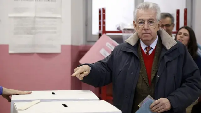 Mario Monti deposita su voto
