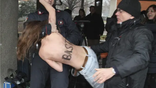 Una de las jovenes detenida por interrumpir a Berlusconi cuando acudía a votar