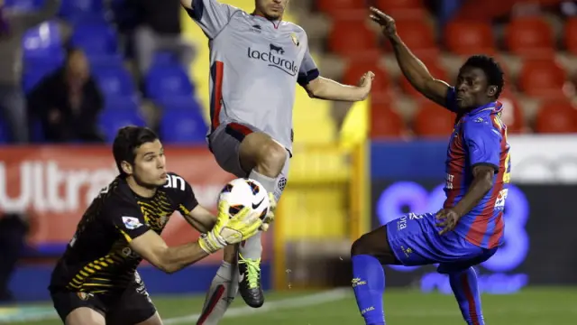 Fernández atrapa el balón ante el delantero nigeriano del Levante