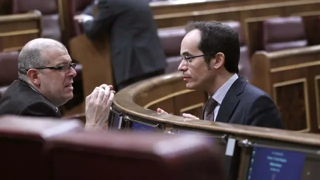 El diputado del PSC Francesc Vallès habla con su compañero José Zaragoza.