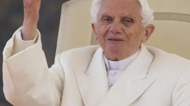 Benedicto XVI con el anillo del Pescador en su mano