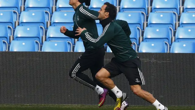Cristiano Ronaldo y Carvalho, en el entrenamiento de este lunes
