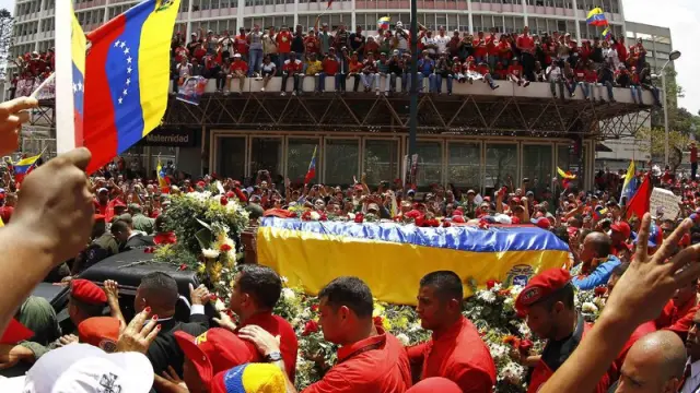 Miles de personas acompañan el cortejo de Chávez