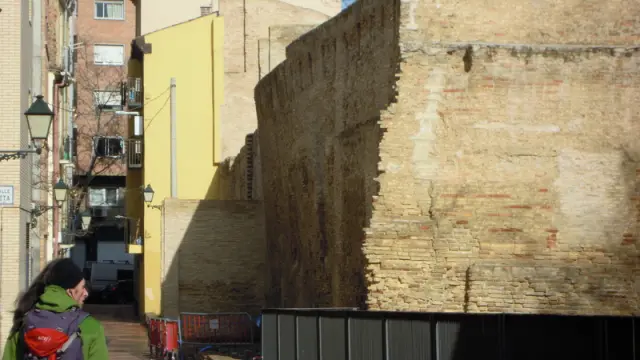 La muralla presenta una patente inclinación hacia la calle Arcadas