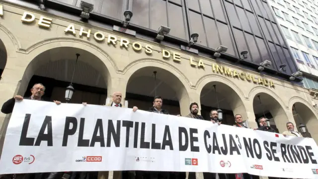 Los trabajadores de Caja3 protestan ante la sede de Caja Inmaculada