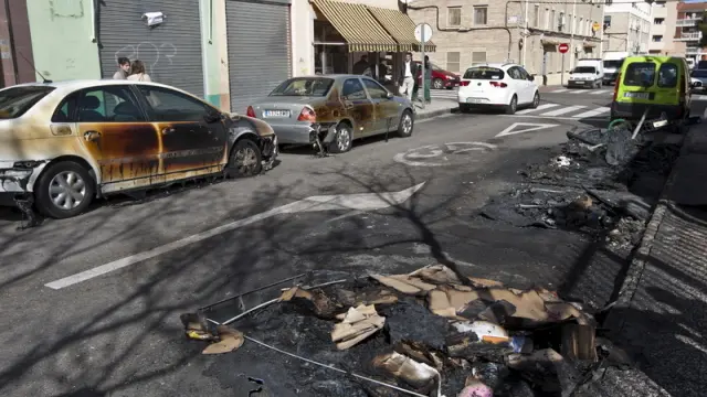 Varios coches afectados por quema de contenedores