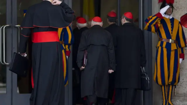 Algunos de los cardenales acuden a una reunión preparatoria del cónclave