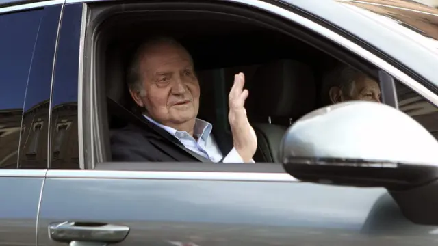 El Rey Don Juan Carlos abandonando la clínica La Milagrosa en una imagen de archivo