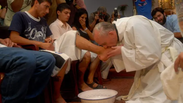 Fotografía de archivo en la que Jorge Mario Bergoglio besa los pies a gente pobre y drogadicta.