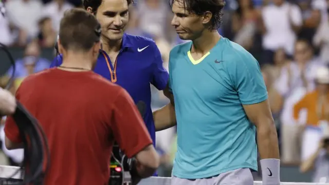 Nadal y Federer se saludan tras la victoria del mallorquín en Indian Wells.