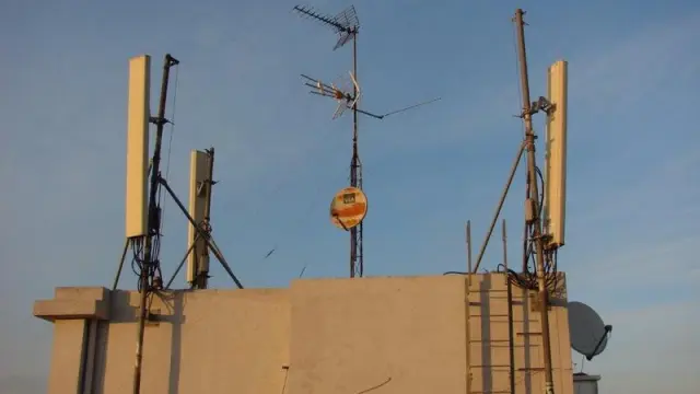 Antena de telefonía móvil ya instalada en la calle de Cecilio Navarro