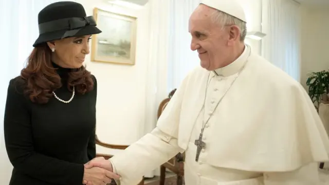 El papa Francisco estrecha la mano de Cristina Fernández de Kirchner