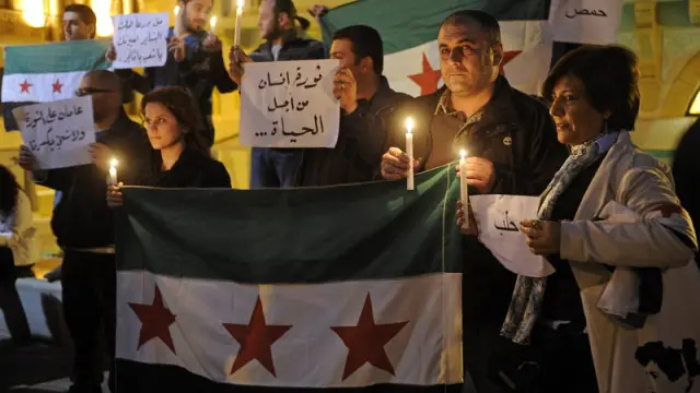 Ciudadanos encienden velas para conmemorar el segundo aniversario de la revolución siria