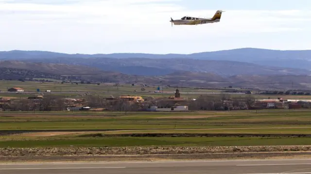 Primer aterrizaje en el aeropuerto de Teruel