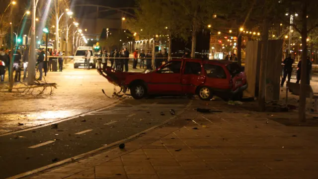 El vehículo accidentado, en la confluencia de la avenida de la Almozara y la calle de Francia