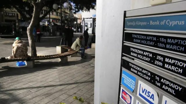 Gente esperando en la puerta del Banco de Nicosia