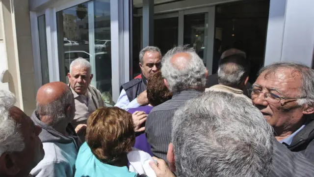 Chipriotas abarrotan la entrada de una sucursal del Banco de Chipre