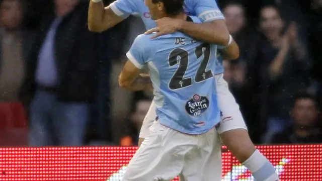Borja Oubiña celebrando el gol contra el Barcelona con su compañero Enrique de Lucas (22)