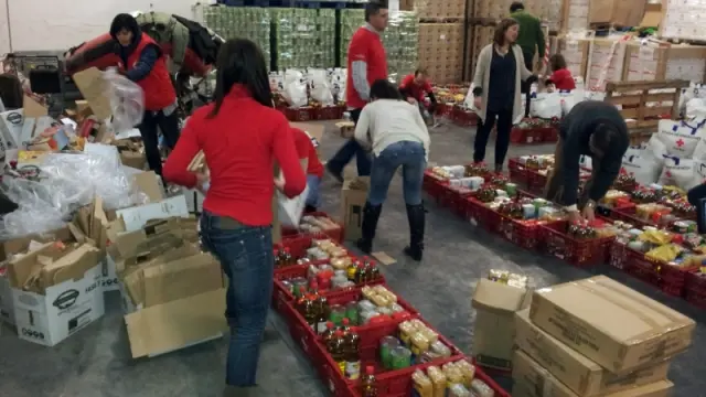 Voluntarios organizando  lotes de alimentos